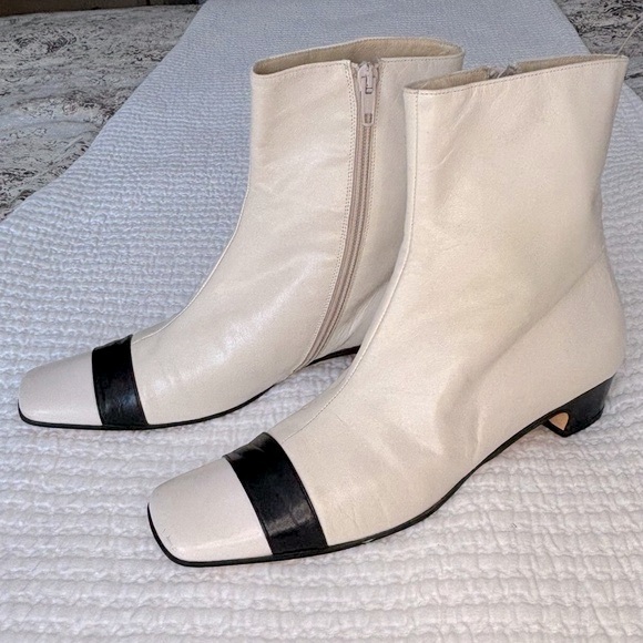 HUGO BOSS Italian Two-tone 100% Leather boots, Cream + Black, Size 39, $500 off! - Picture 3 of 9